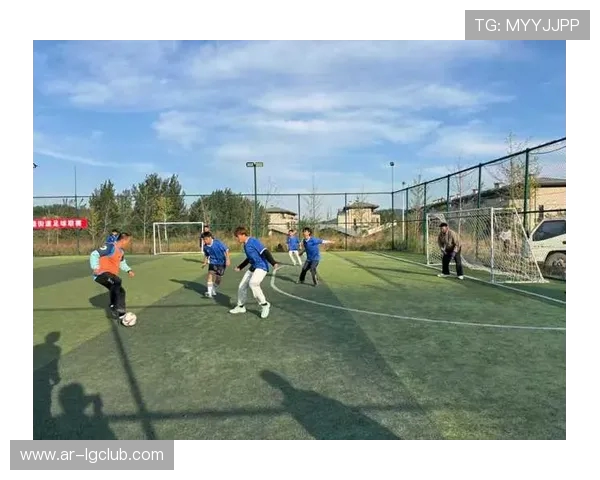 绿茵激情点燃创意展示的足球主题幻灯片设计模板全面呈现风采魅力